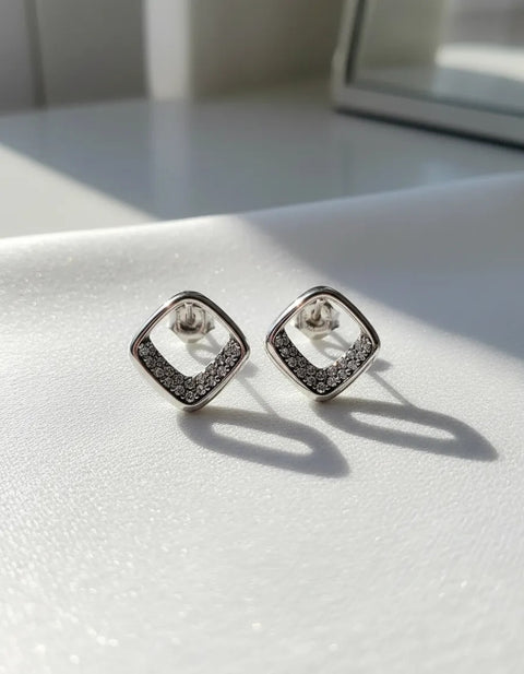 Brinco de Prata Aro Vazado com Zircônias Cristal