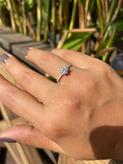 Anel de Prata Solitário com Zircônia e Detalhes