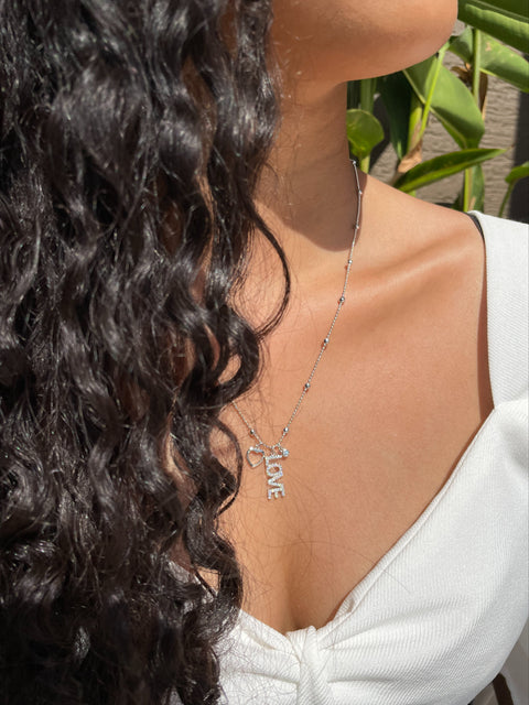 Gargantilha de Prata com Bolinhas e Pingente Love Pendurados